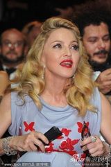 组图：《W.E》首映 麦当娜裙装娇嫩金发红唇美艳