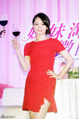组图：徐若瑄红裙秀性感 澄清平头男是工作人员