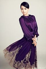 组图：杨蓉知性写真曝光 紫色长裙彰显女性魅力
