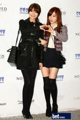 组图：韩笑星洪禄基大婚 SM娱乐家族总动员祝贺