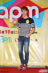 组图：SJ-M周觅推个人新书 愿做肌肉男拍写真集