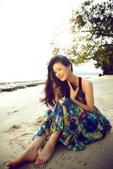 组图：童蕾夏日海滩写真笑容甜美