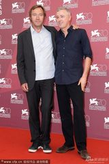 组图：《东方男孩》首映 瑞鲍汀红毯假装颁奖