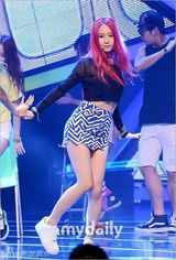 组图：雪莉灿烈主持MCD 金贤重扯衣秀人鱼线