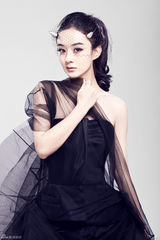 组图：赵丽颖变灵动魔女 魅惑大片摩登性感