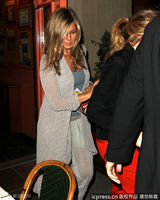 组图：安妮斯顿素颜亮相 秀鸽子蛋婚期将近