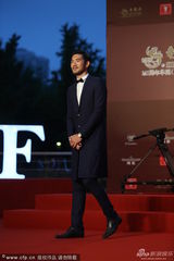 组图：上海电影节开幕 高以翔金荷娜携手走红毯