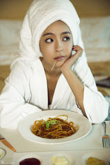 组图：曹阳真空浴袍写真全裸诱惑