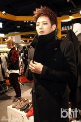 组图：M.pire出席品牌开业 现场挑衣显品味