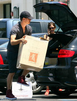 组图：瑞切尔-贝尔森和男友海登逛街购物