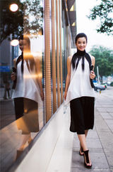 组图：李晟时尚街拍写真 气质女神潮范黑白配