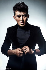 组图：郭家铭最新写真大片 卷发西装显雅痞风范