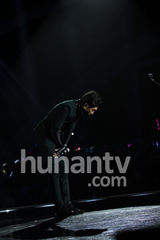 高清图：俞灏明湖南跨年夜复出献唱 表情坚毅