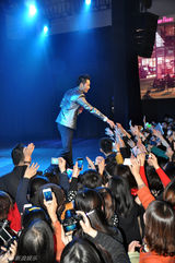 组图：郑嘉颖出席时尚活动登台献唱引爆全场