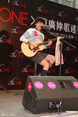组图：卢广仲遇热情歌迷拥抱 表演太投入弄伤脚