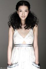 组图：王黎雯全新大片尽展浪漫风情