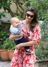 高清图：辣妈米兰达-可儿抱儿子现身 彩裙飘逸 