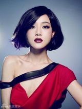 组图：邓家佳写真变身多面娇娃 妆容多变气场强大