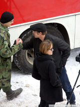 组图：朱莉片场造型干练 和皮特雪地相拥难舍难分