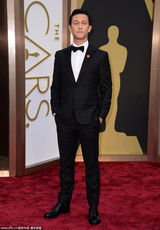 组图：囧瑟夫黑色西装亮相红毯 露招牌囧笑