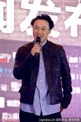 组图：陈奕迅为重庆演唱会造势 喝大碗茶入乡随俗