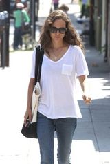 组图：娜塔莉-波特曼白衣素颜 巨星气质十足