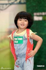 幻灯图：童星钟绍图演绎春夏新装 与万宁妹妹踏天桥