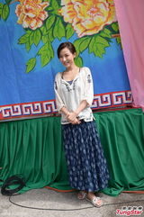 组图：刘心悠秀事业线开工 彭顺探班给执导意见