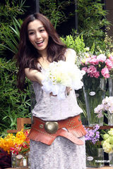 组图：范玮琪练习抛捧花 提前体验当新娘