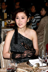 幻灯：邝美云陈志云参加晚宴 合唱筹善款七十余万