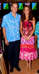 组图：威廉夫妇穿民族装 凯特桃红色裹胸裙风情万种