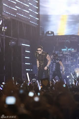 高清组图：Rain入伍前首尔最后开唱 短发热歌劲舞