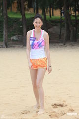 组图：候选港男与庄思敏等打排球 衣着保守不秀身材