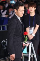 组图：韩孝珠玉泽演等众星亮相釜山电影节蓝毯