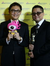 组图：金像奖得主后台秀奖杯 与小新合影