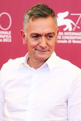 组图：《农场旅行》发布会 伊夫林大露美背