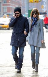 组图：贾斯汀与杰西卡街头散步 狂通话冷落妻子