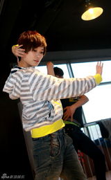 组图：李宇春武汉个唱彩排 与男舞伴牵手搂腰转圈