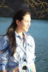 组图：赵柯春日写真  展现完美微笑