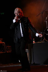 组图：空气补给乐队上海开唱 翻唱席琳-迪翁成名曲