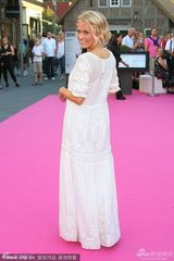 组图：盖尔红裙撑《一线牵》甜蜜笑容走红毯