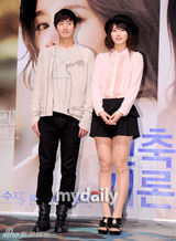 组图：韩佳人严泰雄等出席新片《建筑学概论》首映