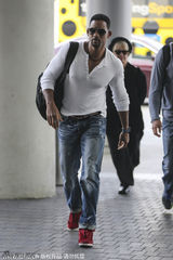 组图：史密斯携两子亮相机场 身型壮硕酷劲十足