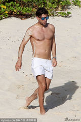 奥利维亚携未婚夫沙滩湿身肉搏 野性陶醉忘我