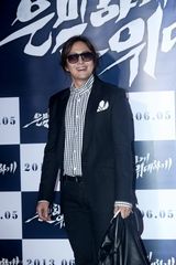 组图：裴勇俊捧场韩片首映 金贤重宋仲基齐亮相