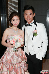 组图：胡杏儿钟嘉欣着古装贺杨潮凯江叮叮婚礼