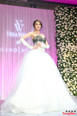 组图：陈思璇穿婚纱沾喜气 期待海岛婚礼