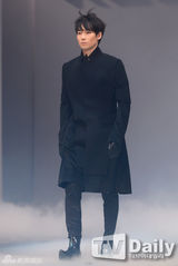 组图：T-ara孝敏等众星看秀 超短裙秀长腿