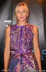 组图：莎娃出席晚宴派对 网球美女甜笑秀香肩