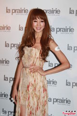 组图：赵式芝再陷同性情 与杨如芯亲密携手亮相